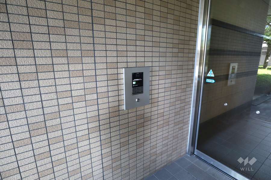 エントランスはオートロック付きです。