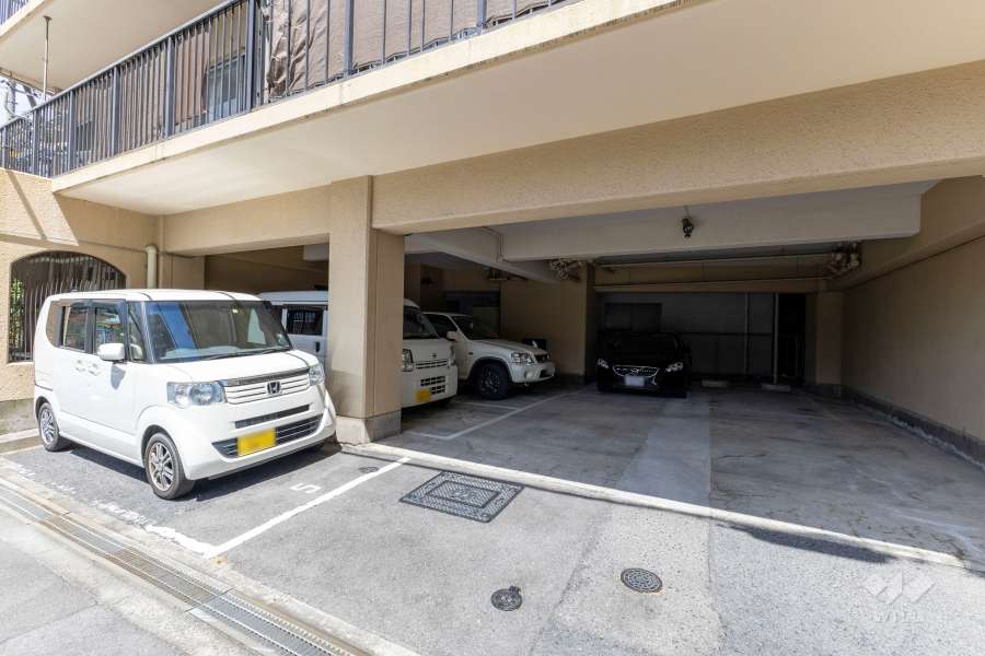 敷地内駐車場（屋外平面式と屋内平面式）