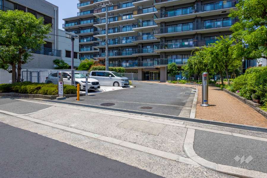 駐車場の出入り口（ロボットゲート付き）