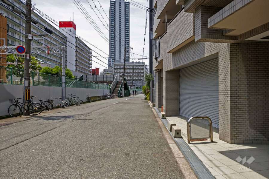 敷地南東側の前面道路（北東側から）