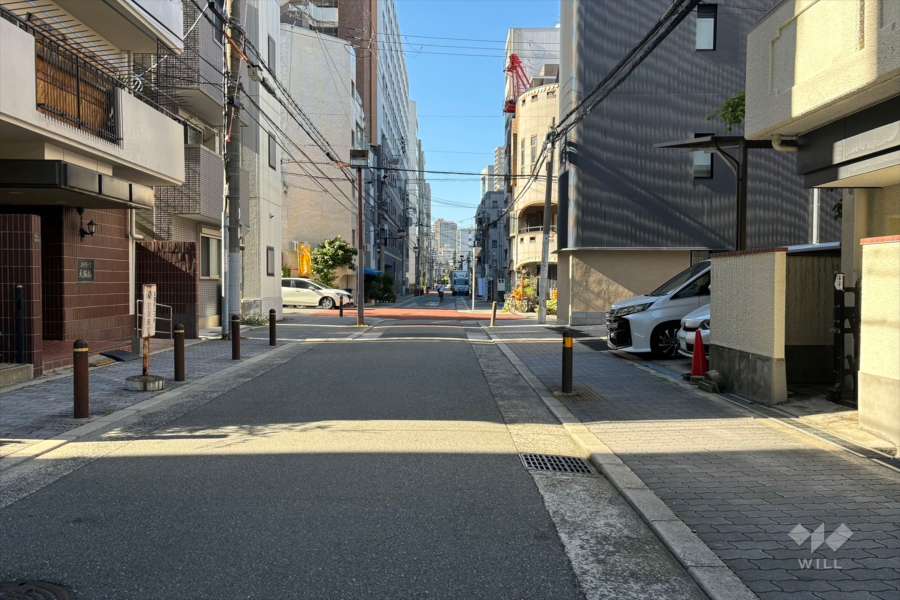 敷地西側の前面道路