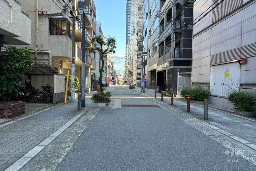 敷地西側の前面道路