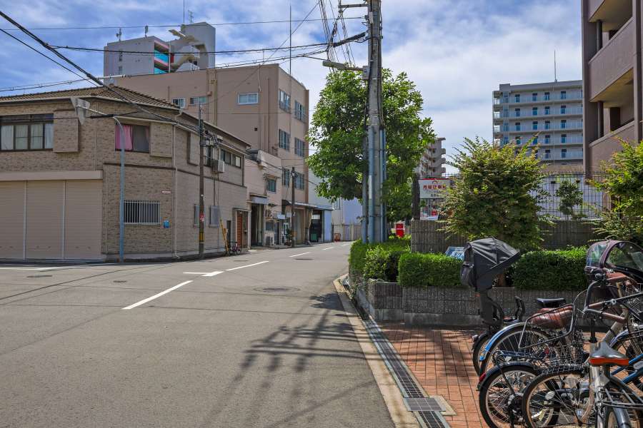 敷地南側の前面道路（東側から）