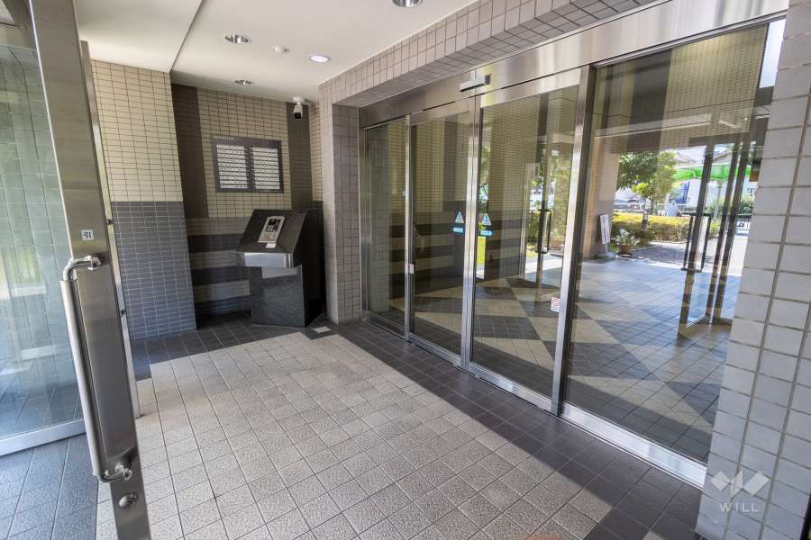 エントランスはオートロック付きです。