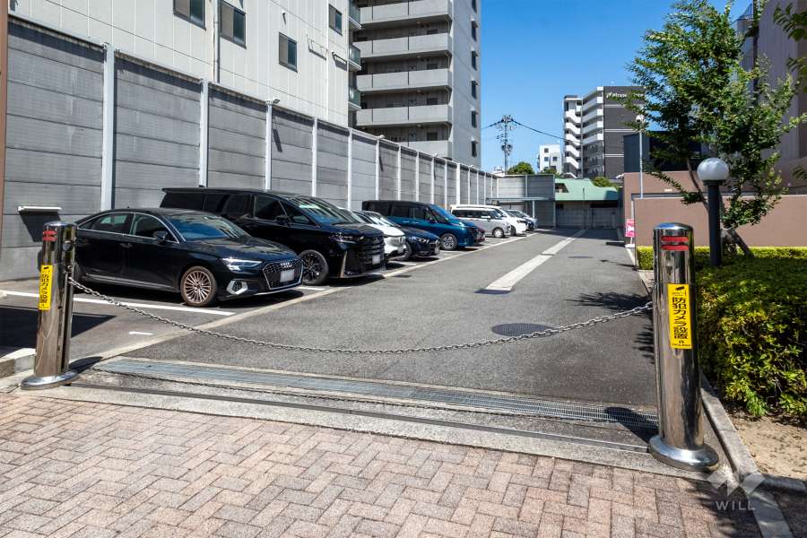 駐車場出入り口（ロボットゲート付き）