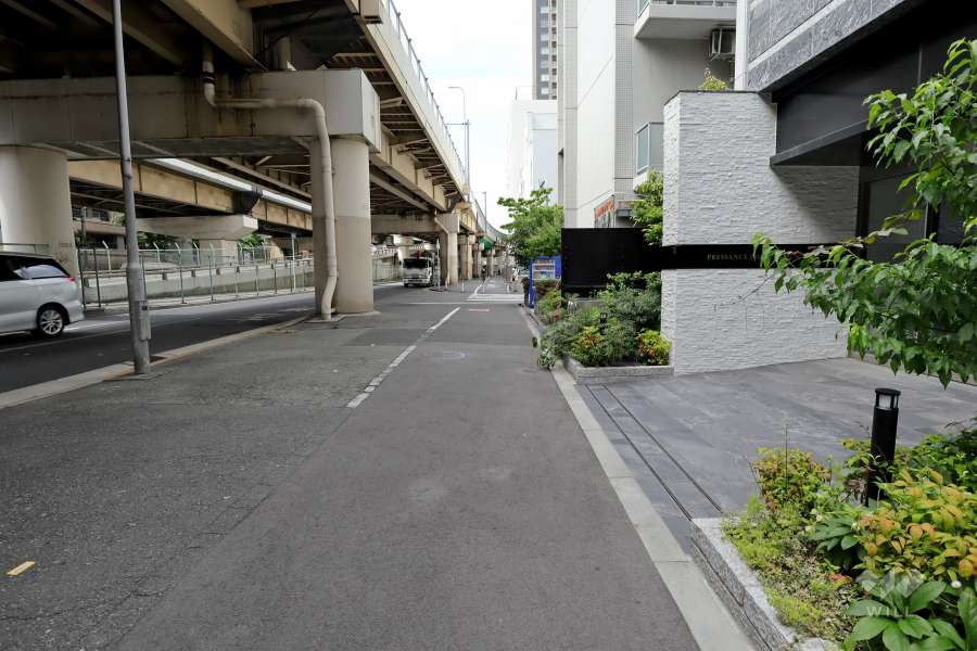 敷地西側の前面道路