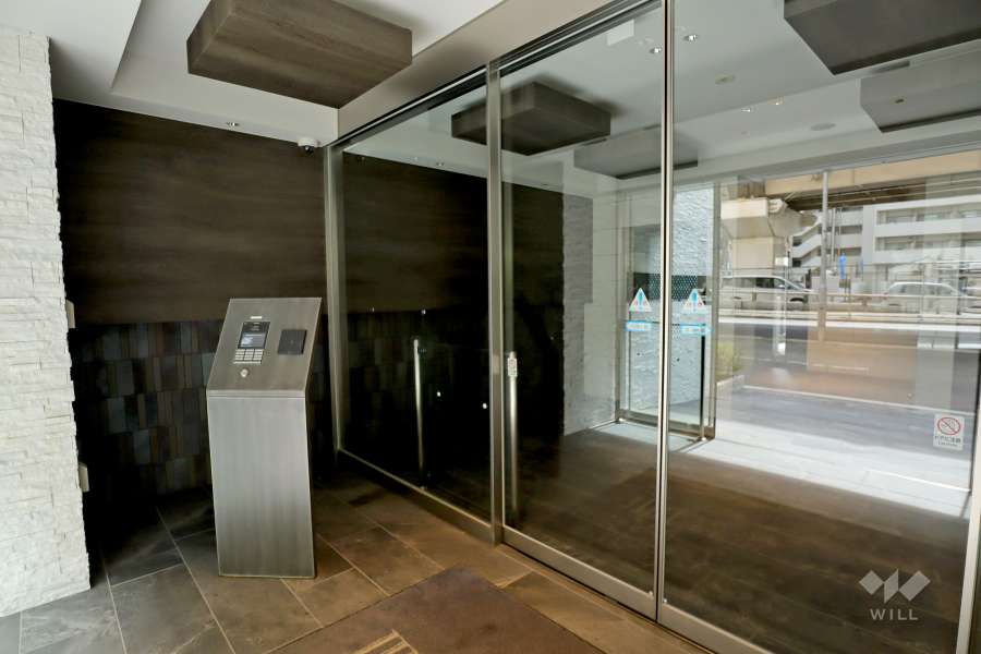 エントランスはオートロック付きです。