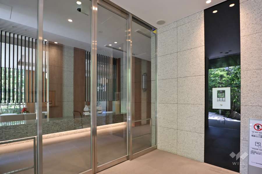 エントランスはオートロック付きです。