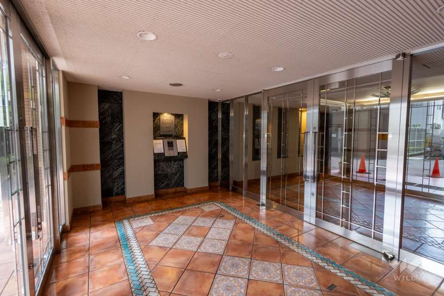 エントランスはオートロック付きです。