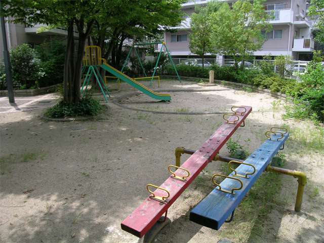 公園には遊具が設置されています。