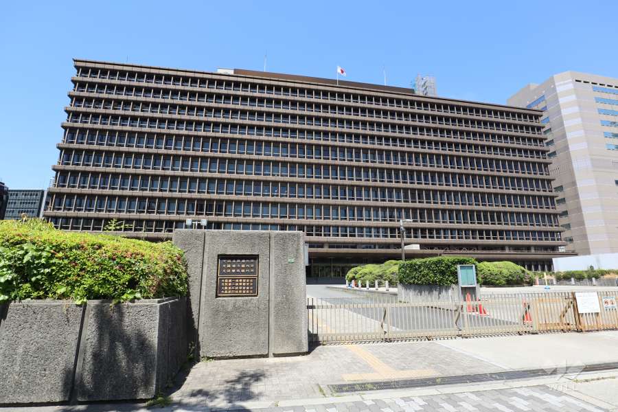 マンションから東へ約10ｍの距離に「大阪高等・地方・簡易裁判所」があります。