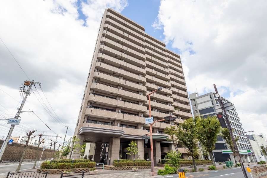 ライオンズマンション北梅田の外観（南西側から）