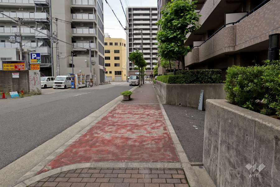敷地東側の前面道路（北側から）