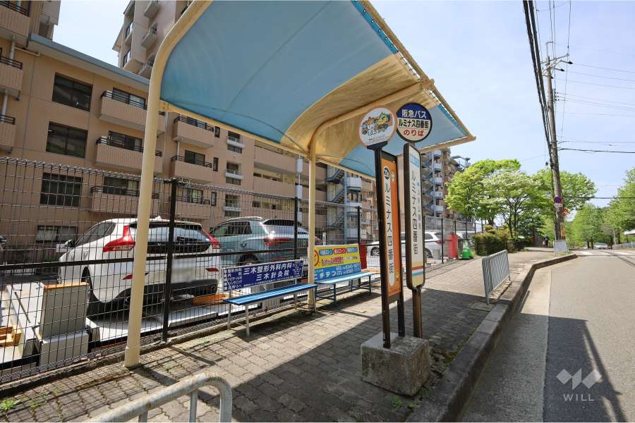 敷地の目の前にバス停があります。