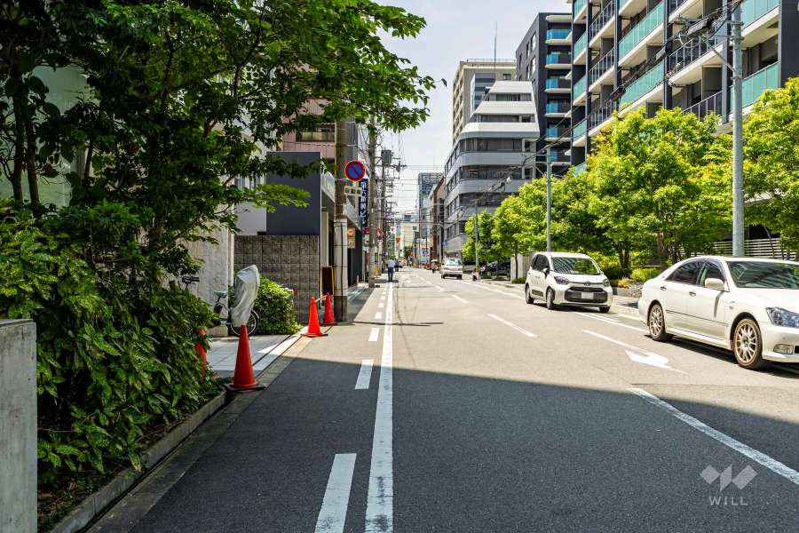 敷地北側の前面道路（東側から）
