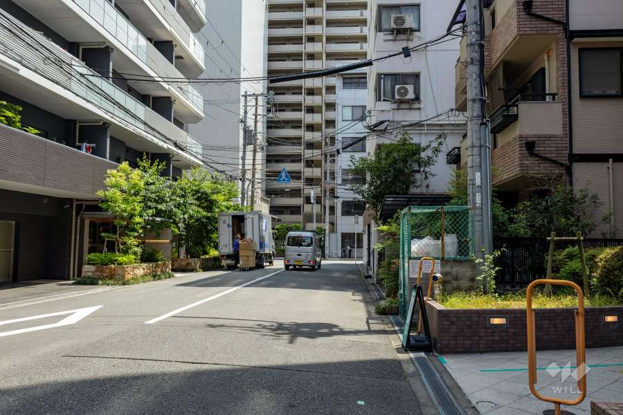 敷地東側の前面道路（北側から）