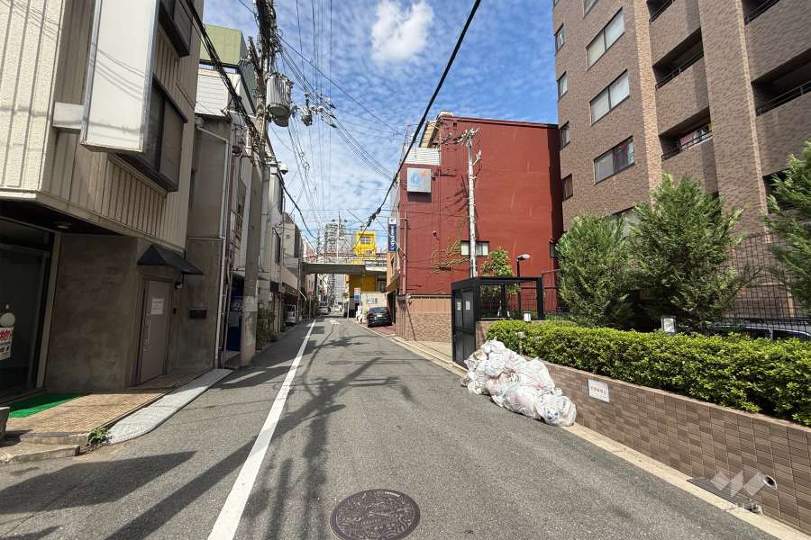 敷地西側の前面道路