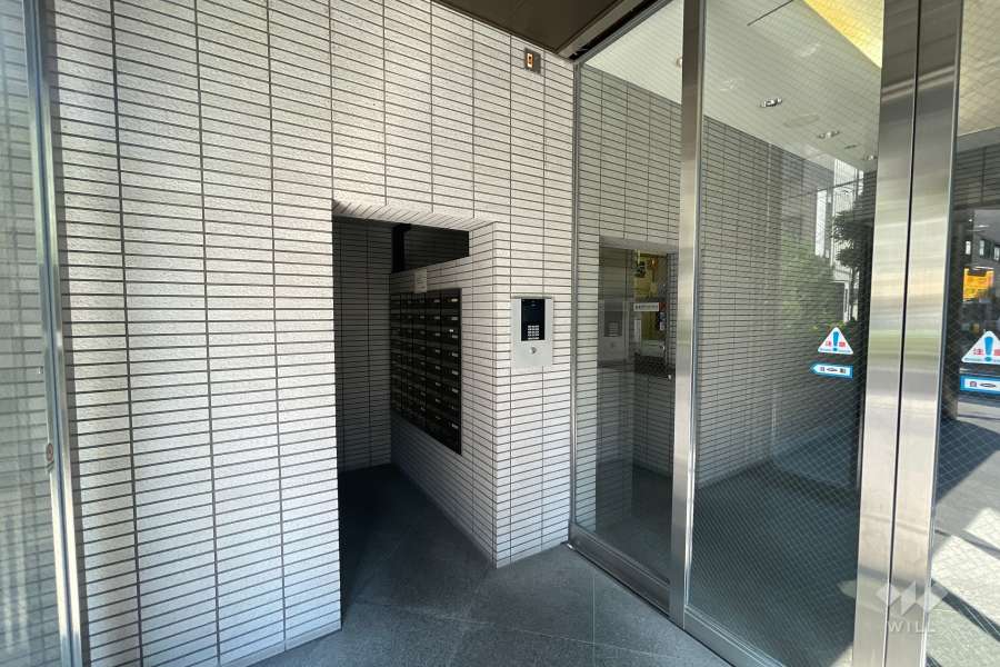 エントランスはオートロック付きです。