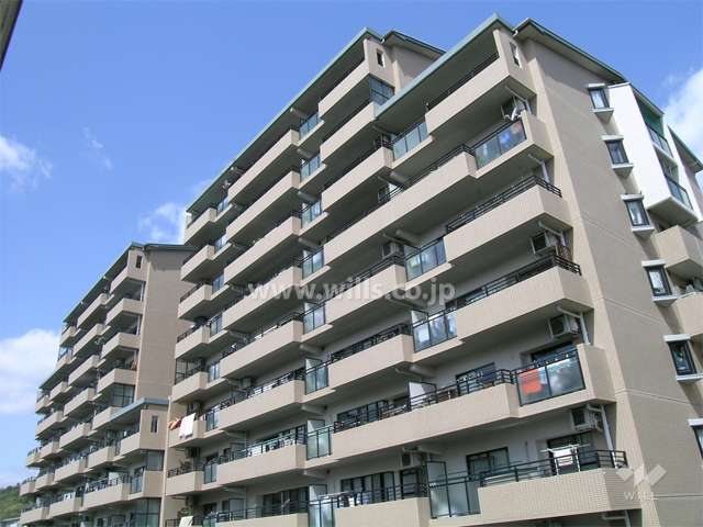 ルミナス箕面の森四番街11号棟の外観（南東側から）