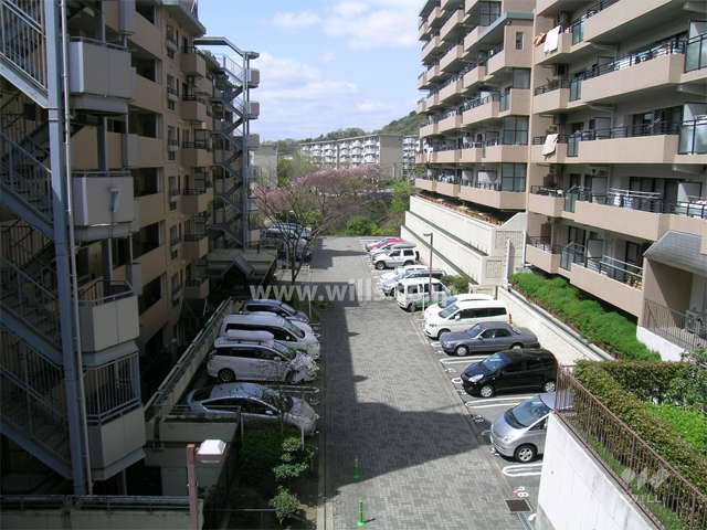 敷地の南側には賃貸棟が建っています。