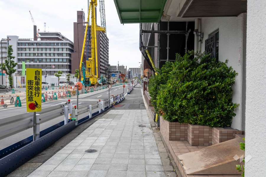 敷地の西側前面道路（南側から）