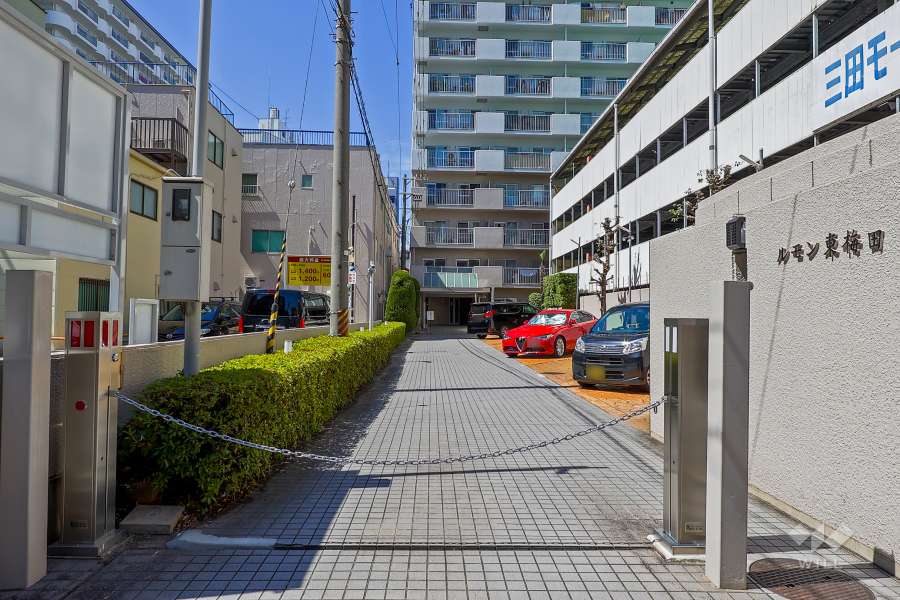 駐車場出入り口（ロボットゲート付き）