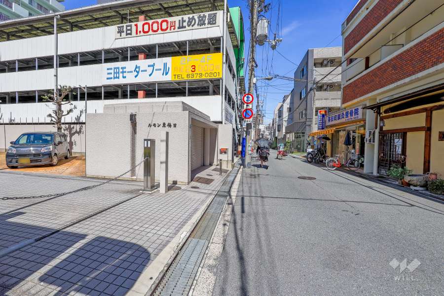 敷地南側の前面道路（西側から）