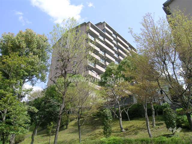 ルミナス箕面の森四番街12号棟の外観（南西側から）