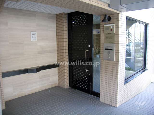 エントランスはオートロック付きです。