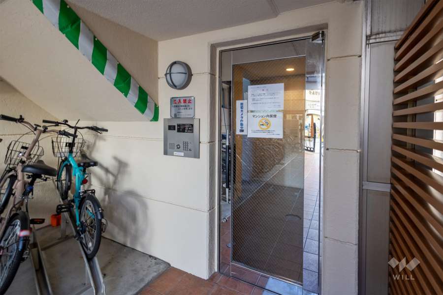 エントランスはオートロック付きです。　