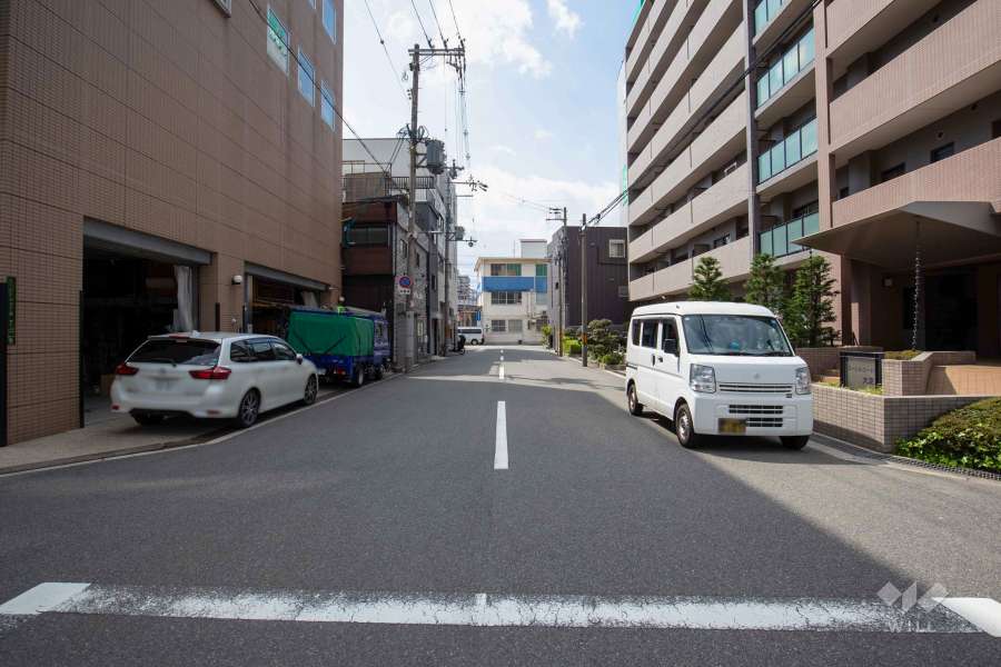 敷地南側の前面道路（東側から）