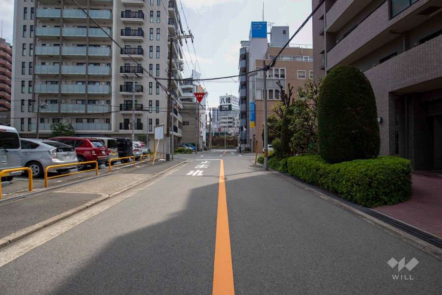 敷地東側の前面道路（東側から）