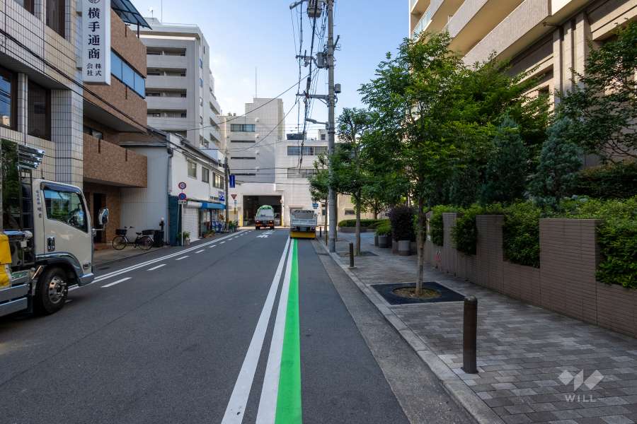 敷地西側の前面道路（南側から）