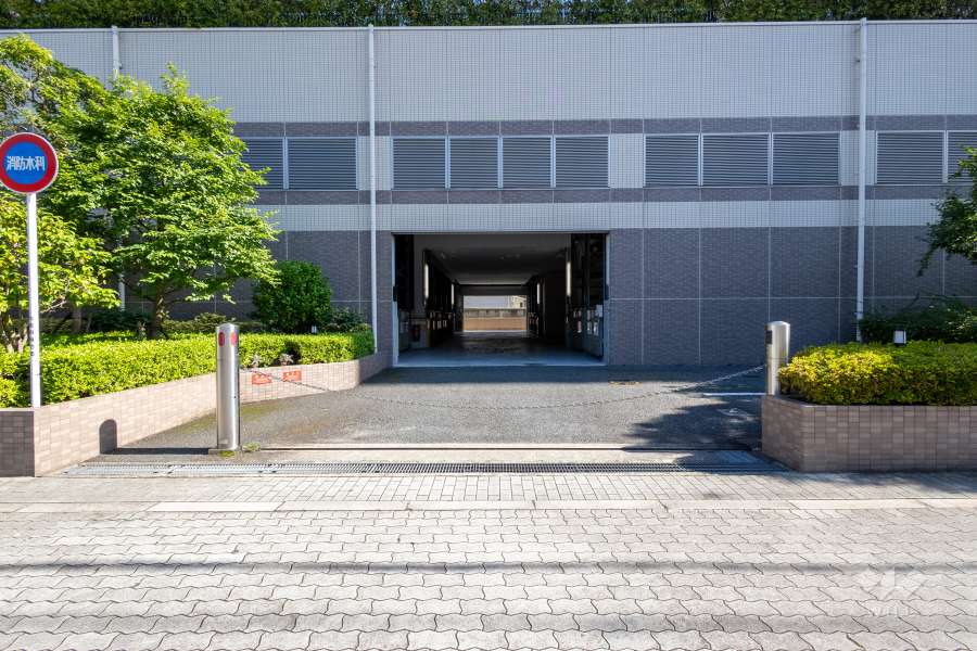 駐車場の出入り口（ロボットゲート付き）