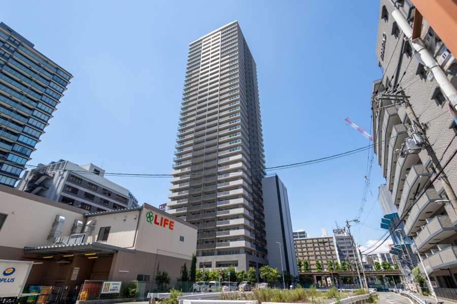 ローレルタワー梅田の外観（南東側から）