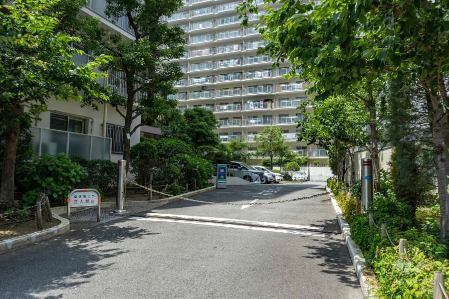 駐車場出入り口（リングシャッター付き）