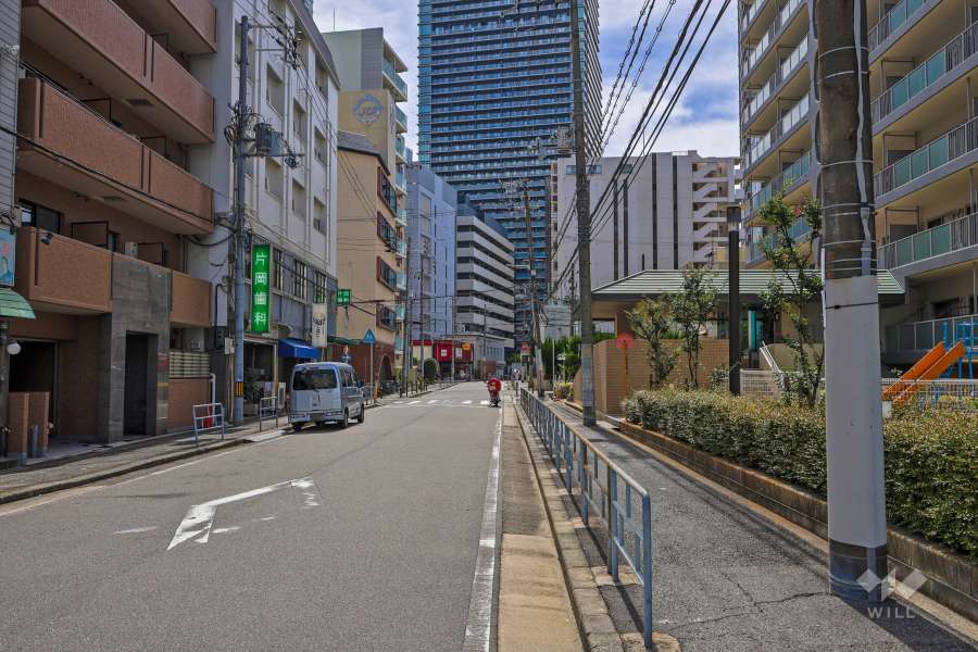 敷地南側の前面道路（東側から）