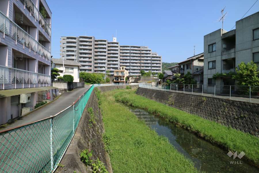 フォルム箕面の遠景。敷地に隣接して勝尾寺川が流れています。