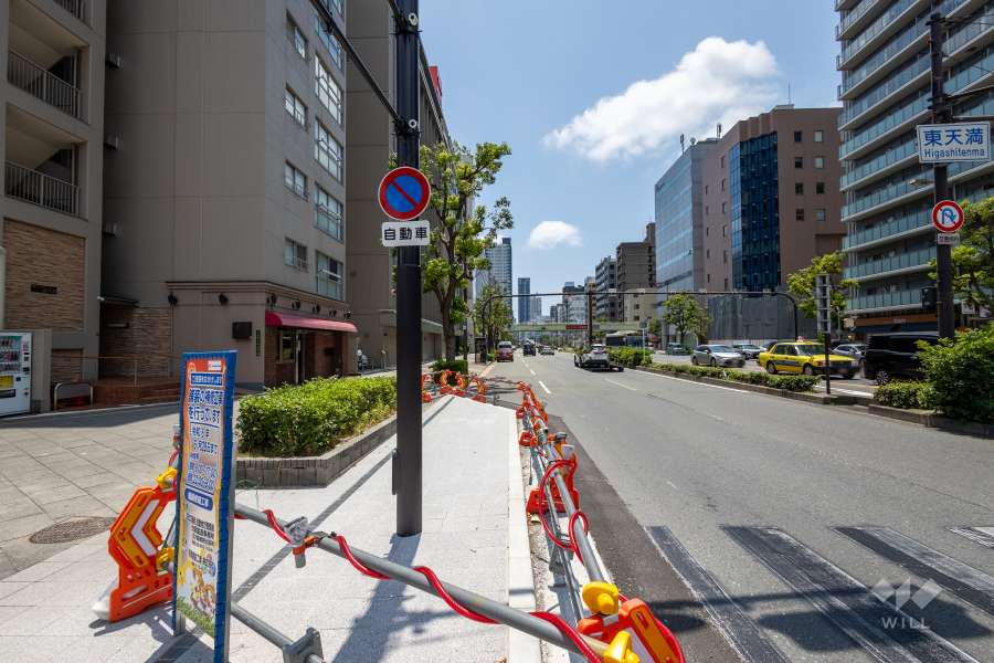 敷地西側の前面道路