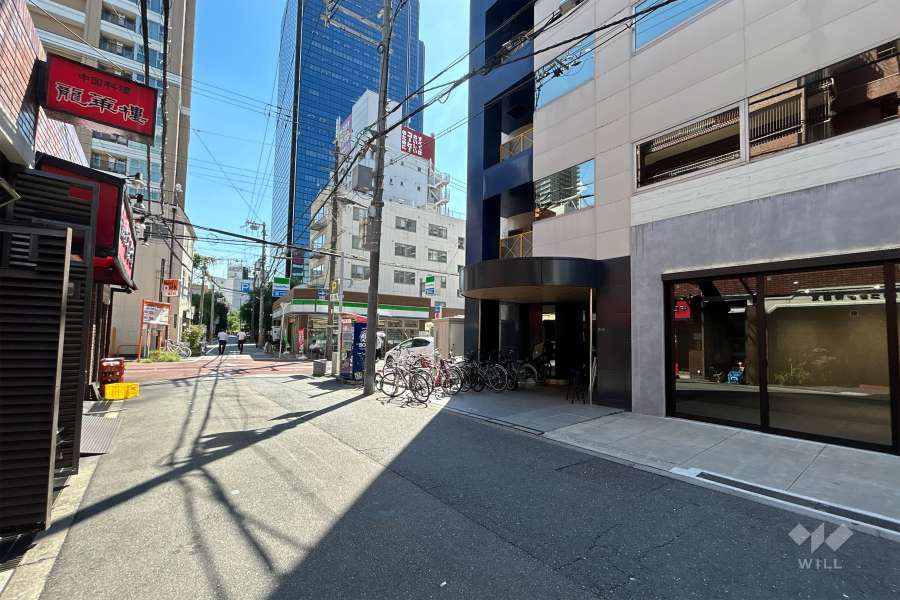 敷地西側の前面道路