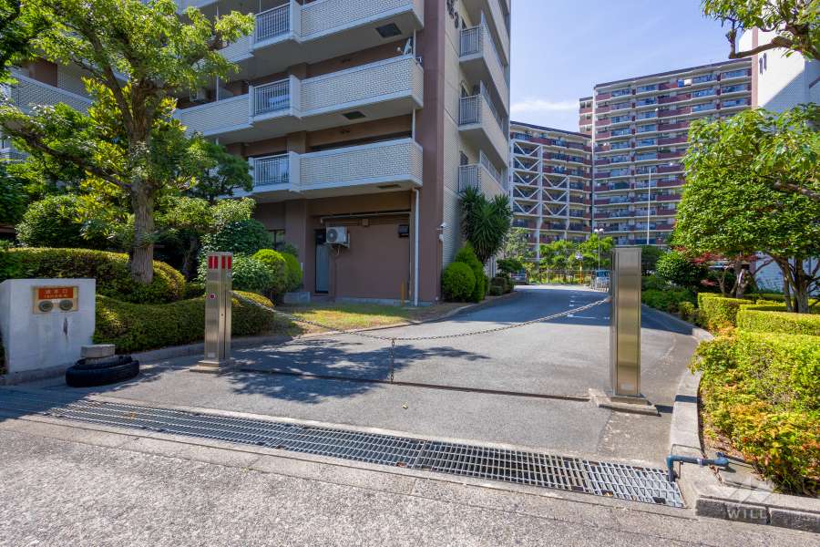 駐車場の出入り口（ロボットゲート付き）