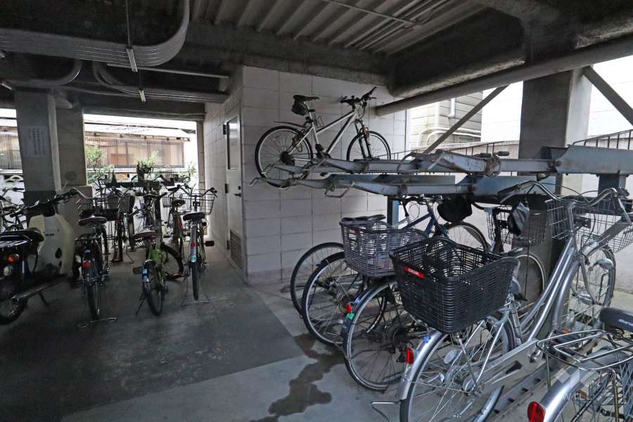 屋内に設けられた駐輪場