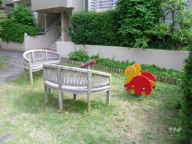 敷地内の小さな公園