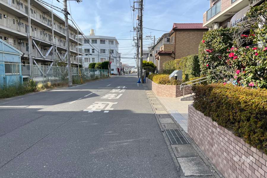 敷地南側前面道路（東側から）