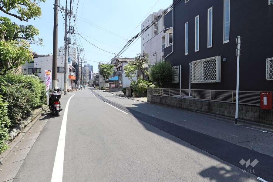 敷地西側の前面道路