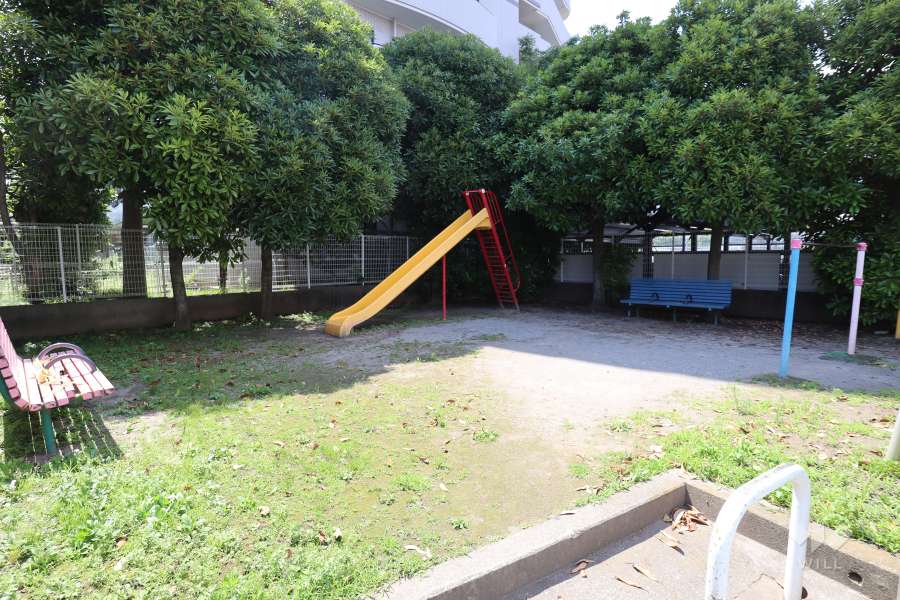 敷地に隣接する中青木二丁目公園