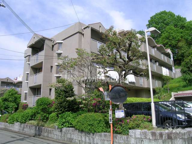 イーストアベニュー箕面おのはら６棟の外観（南西側から）