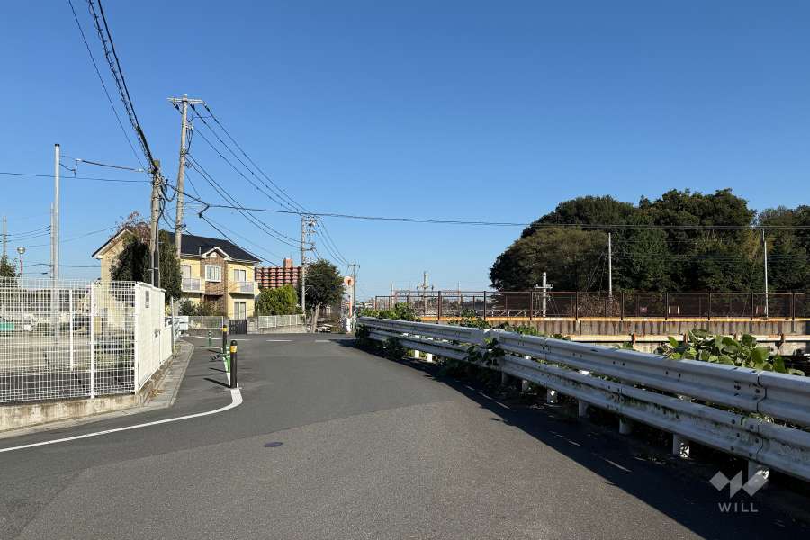 敷地東側の前面道路（西側から）