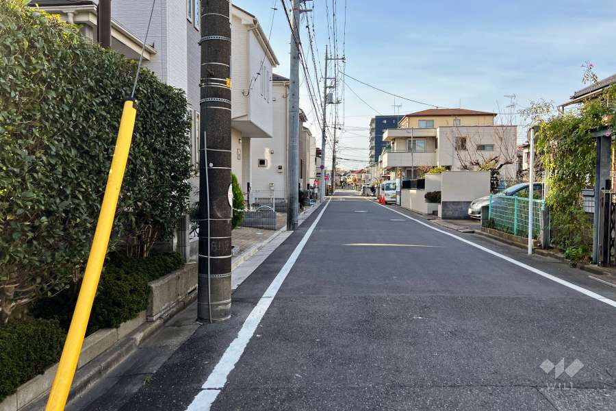 敷地北側の前面道路（東側から）