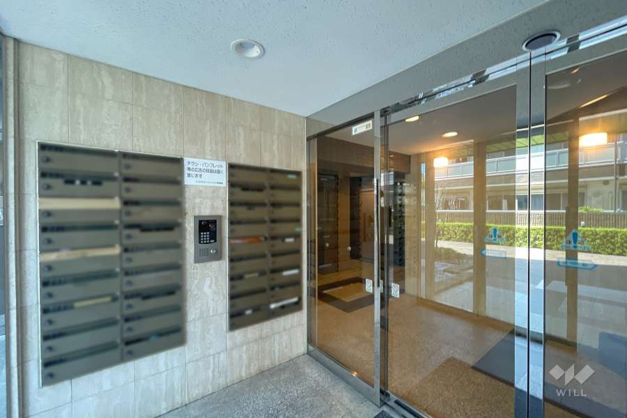 エントランスはオートロック付きです。